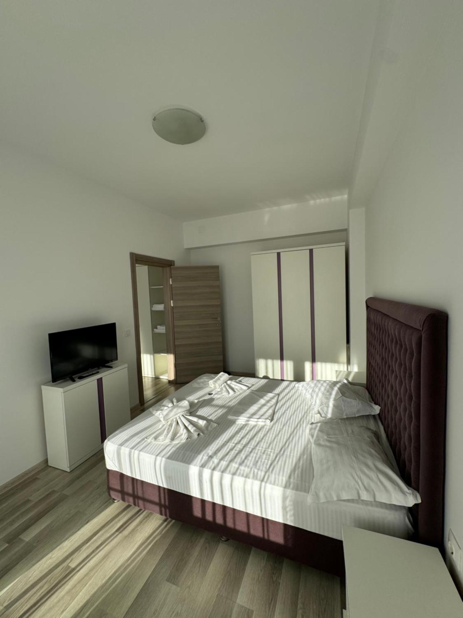 Tanya Apartments Summerland Mamaia Buitenkant foto